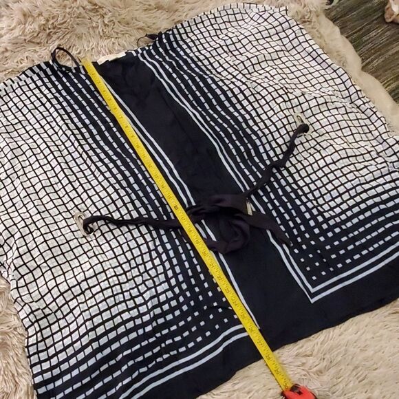 Beautiful blue & white Michael Kors top - Picture 7 of 8